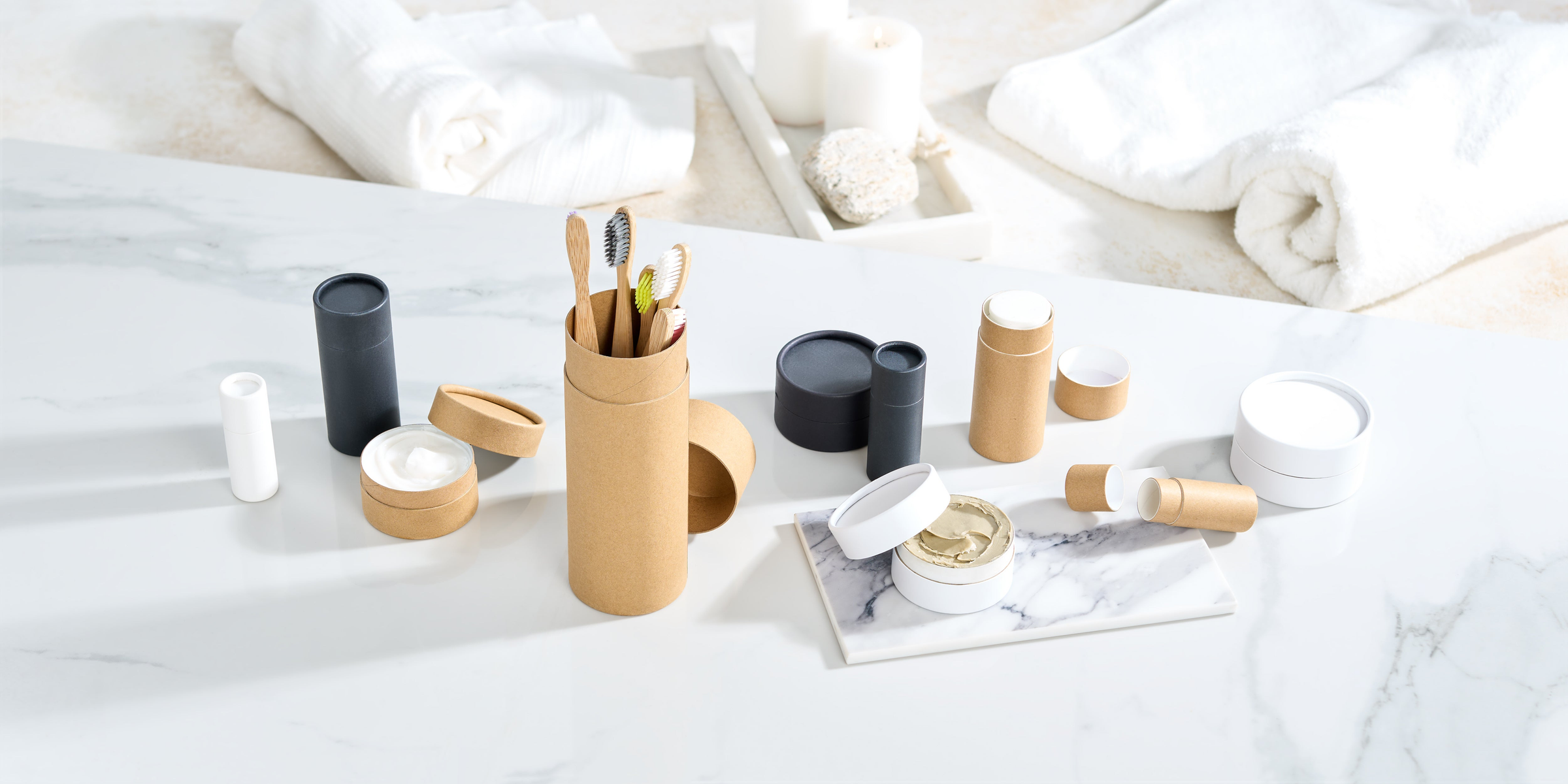 Tubos de carton en diferentes colores negro, blanco y marron con difusores en un salon