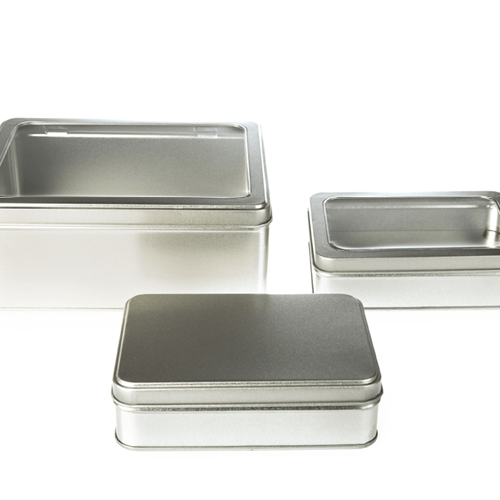 Una colección de grandes latas rectangulares de plata con ventana o tapas sólidas