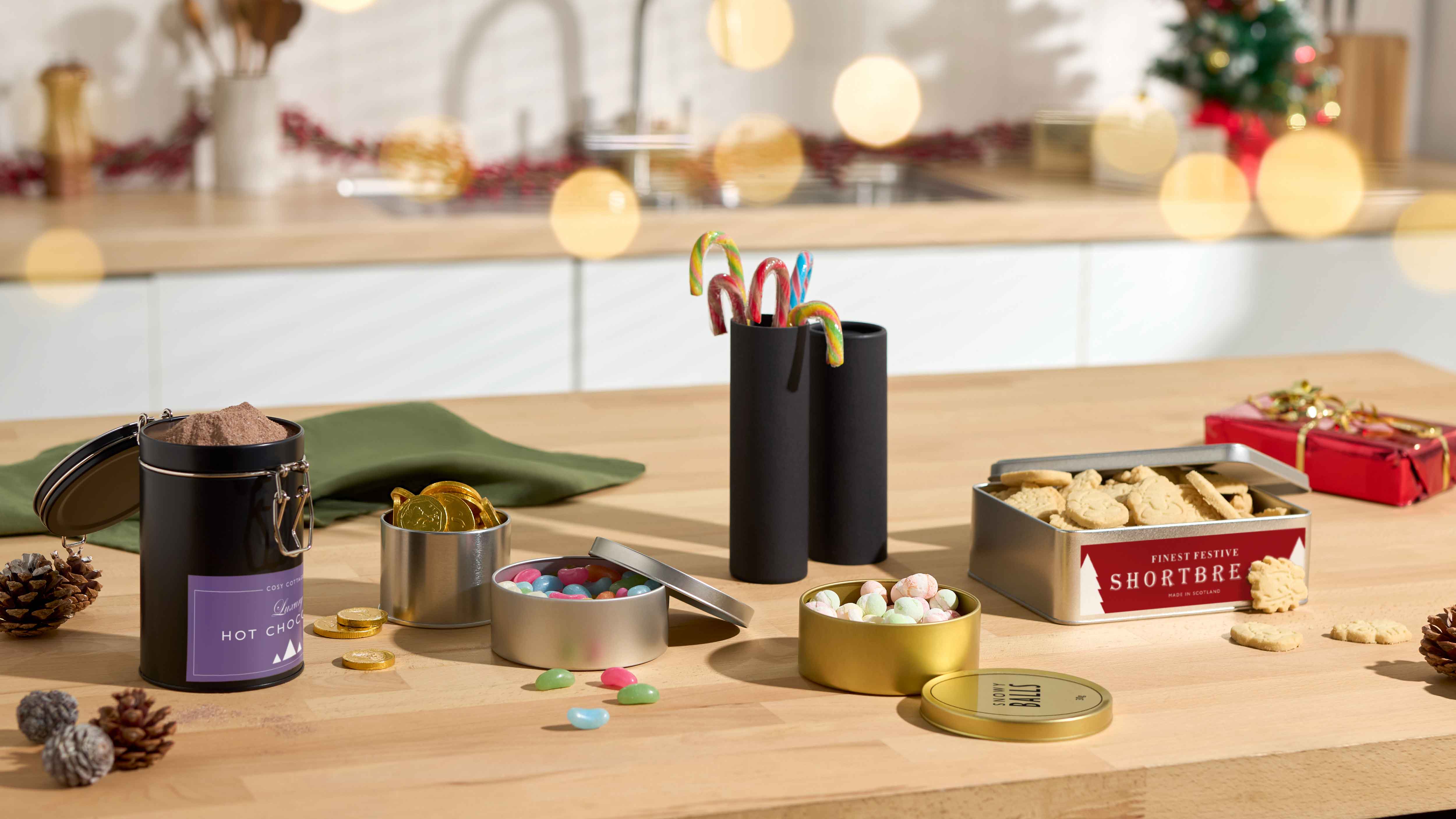 Embalaje dulce en una cocina con decoración navideña