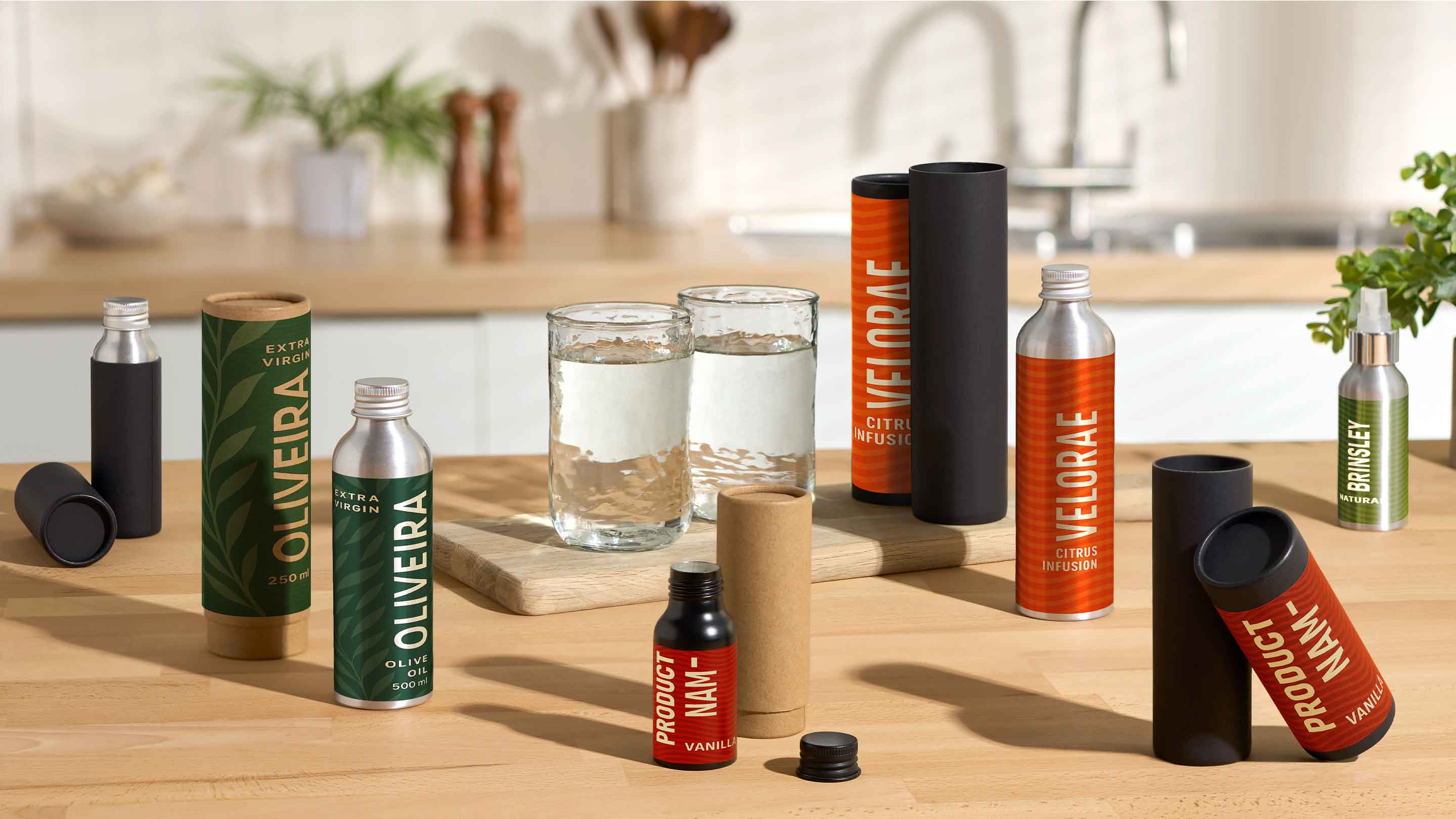 Tubos telescópicos con botellas de aluminio en la cocina