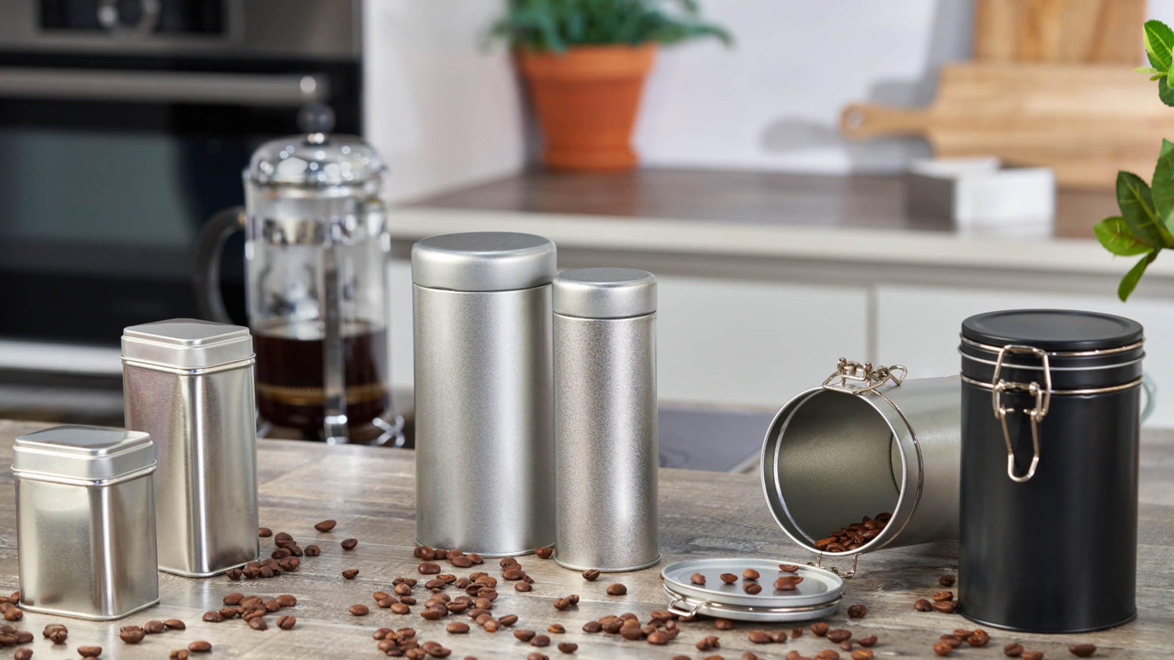 Una amplia gama de envases metálicos para cafes, especias y hierbas en la cocina