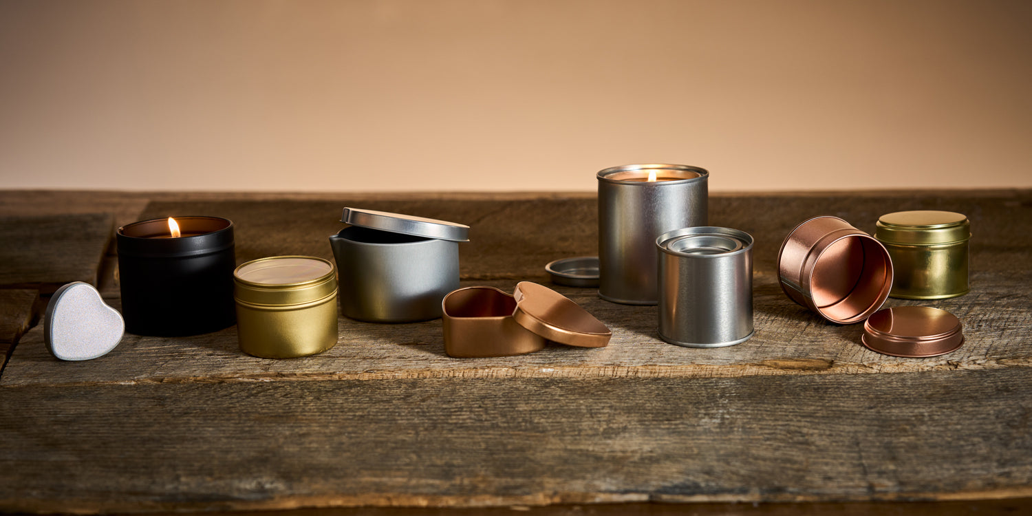 latas de velas sobre una mesa de madera
