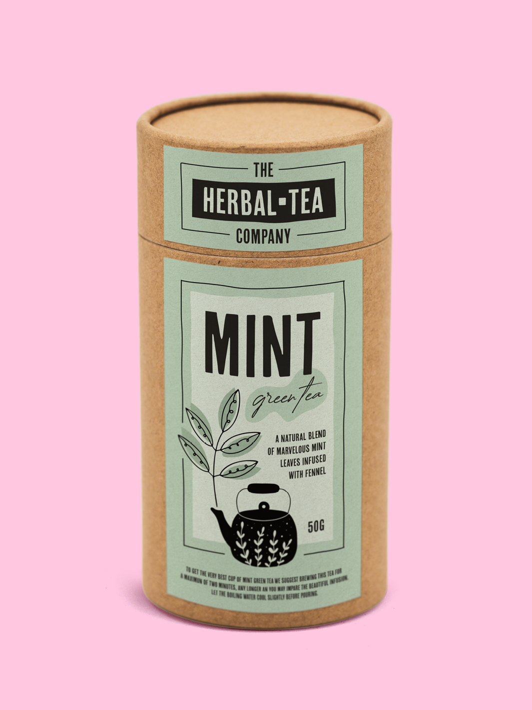 Una imagen de un envase de tubo de cartón con una etiqueta de té de hierbas sobre un fondo rosado
