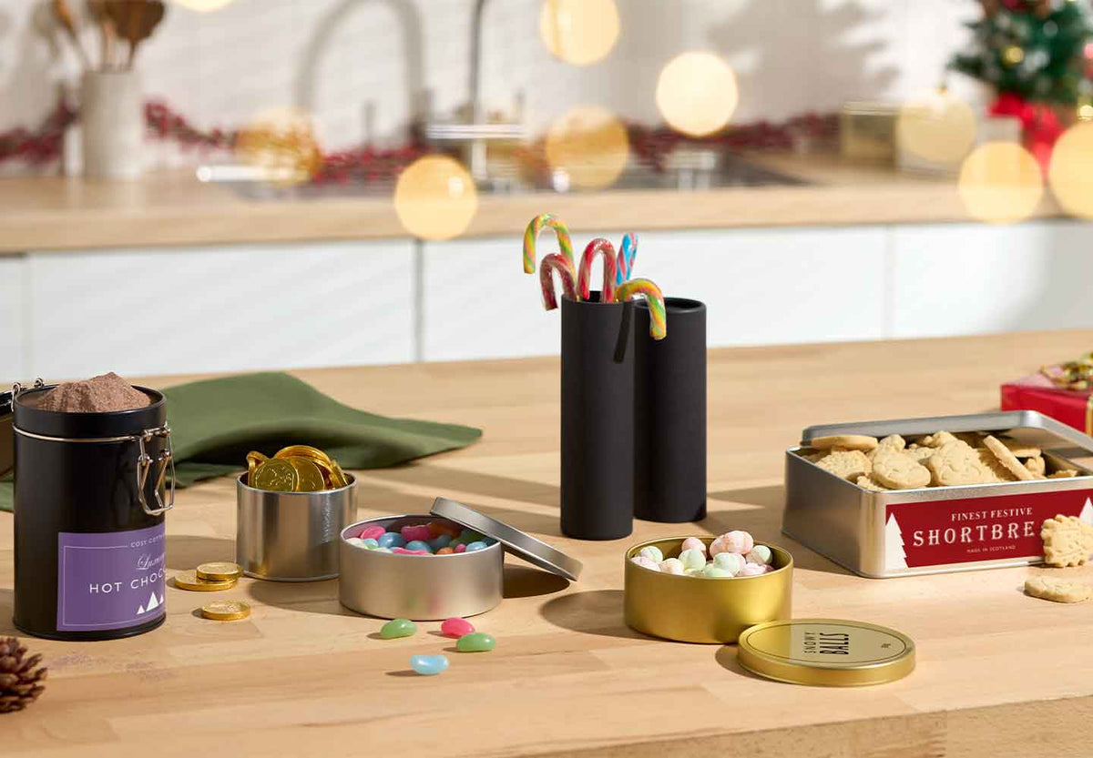 Colección de recipientes para dulces en una cocina decorada para Navidad.
