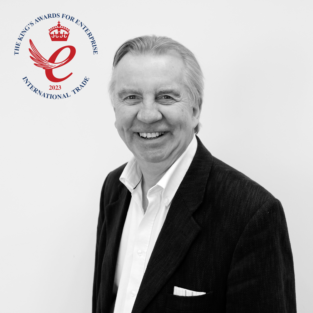Un retrato de Guy Grumbridge, presidente de Tinware Direct con el logotipo del King's Award for Enterprise en el fondo.