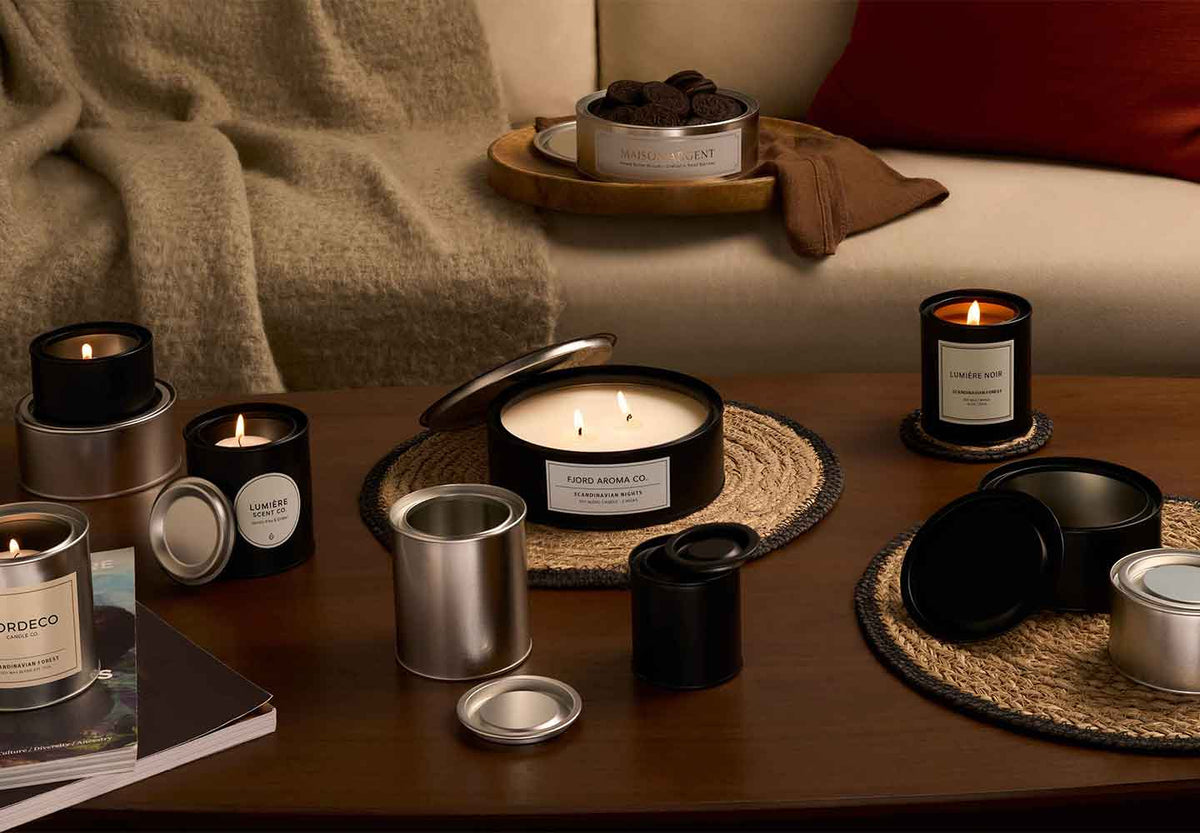 Latas con tapa de palanca que contienen velas en negro y plata en una sala de estar. 
