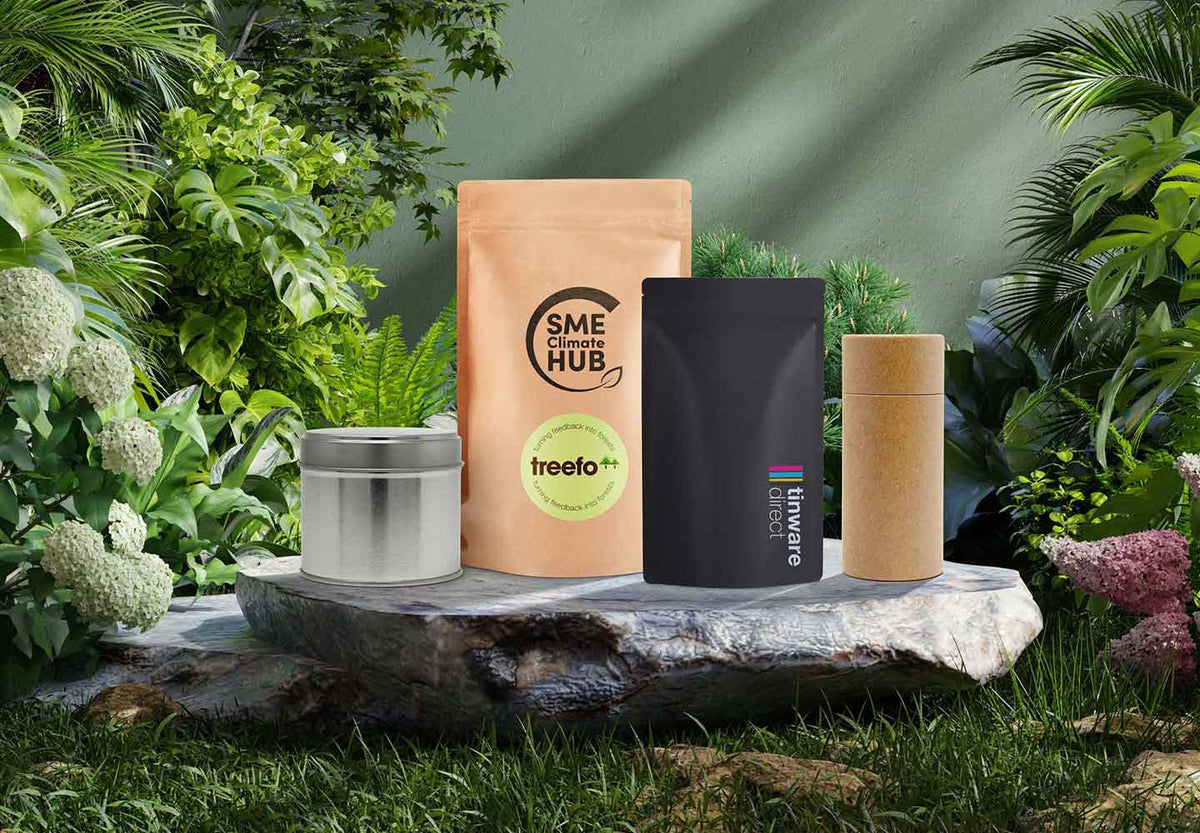 Colección de envases de diferentes materiales sobre fondo verde ecológico.
