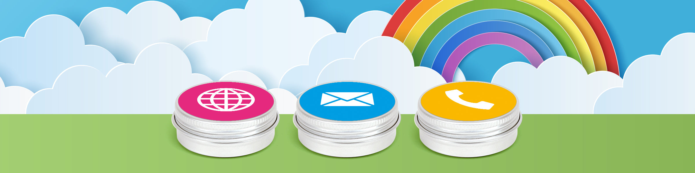 Tres latas de tapa de rosca de aluminio plateado con etiquetas que tienen iconos para el sitio web, el correo electrónico y el teléfono, sentadas sobre un fondo de nubes y un arco iris.