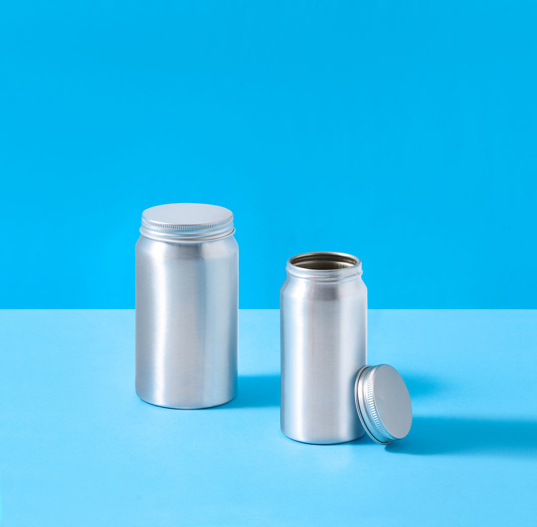 Frascos de aluminio sobre fondo azul

En