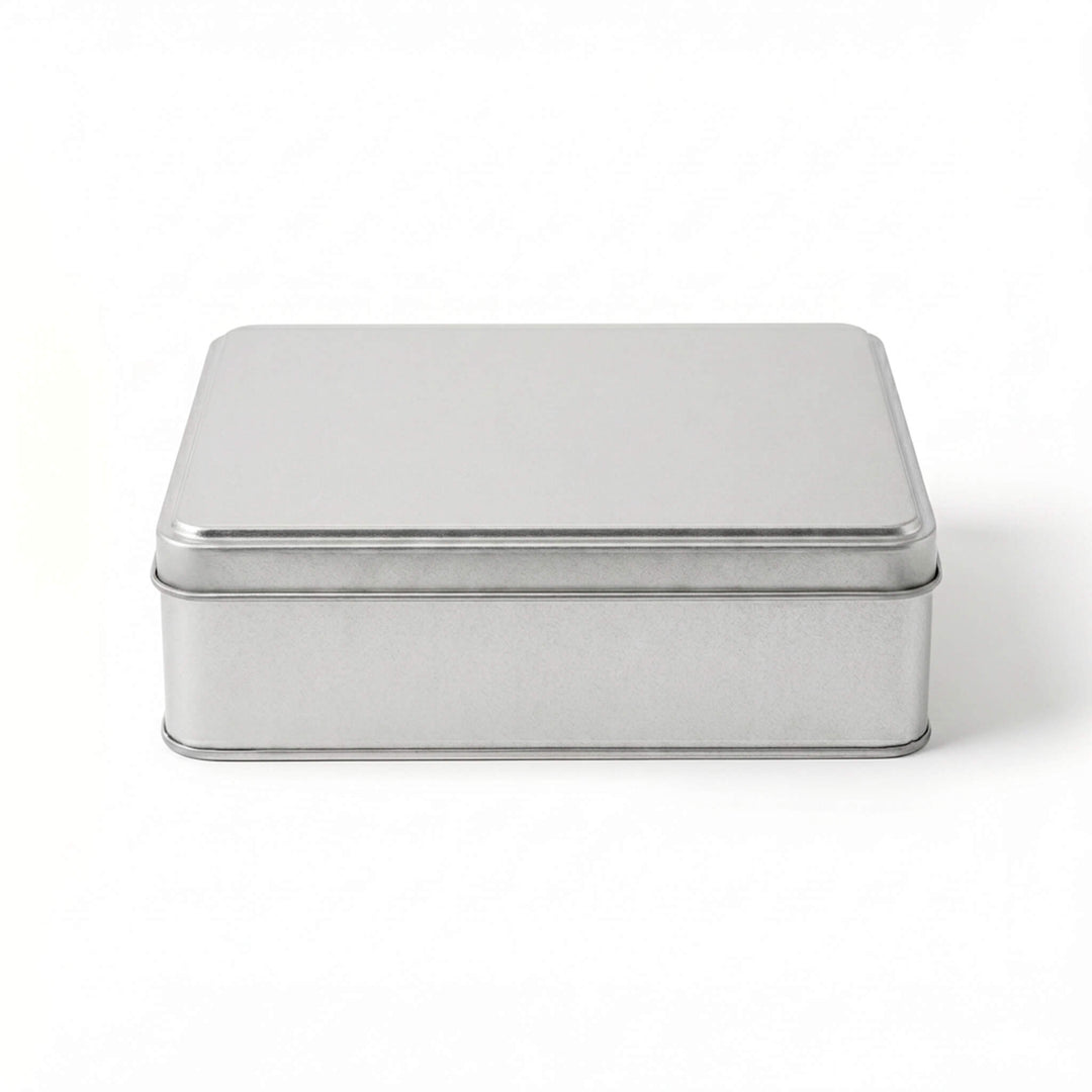 Caja metálica rectangular plateada de 1000 ml con tapa, vista frontal sobre fondo blanco