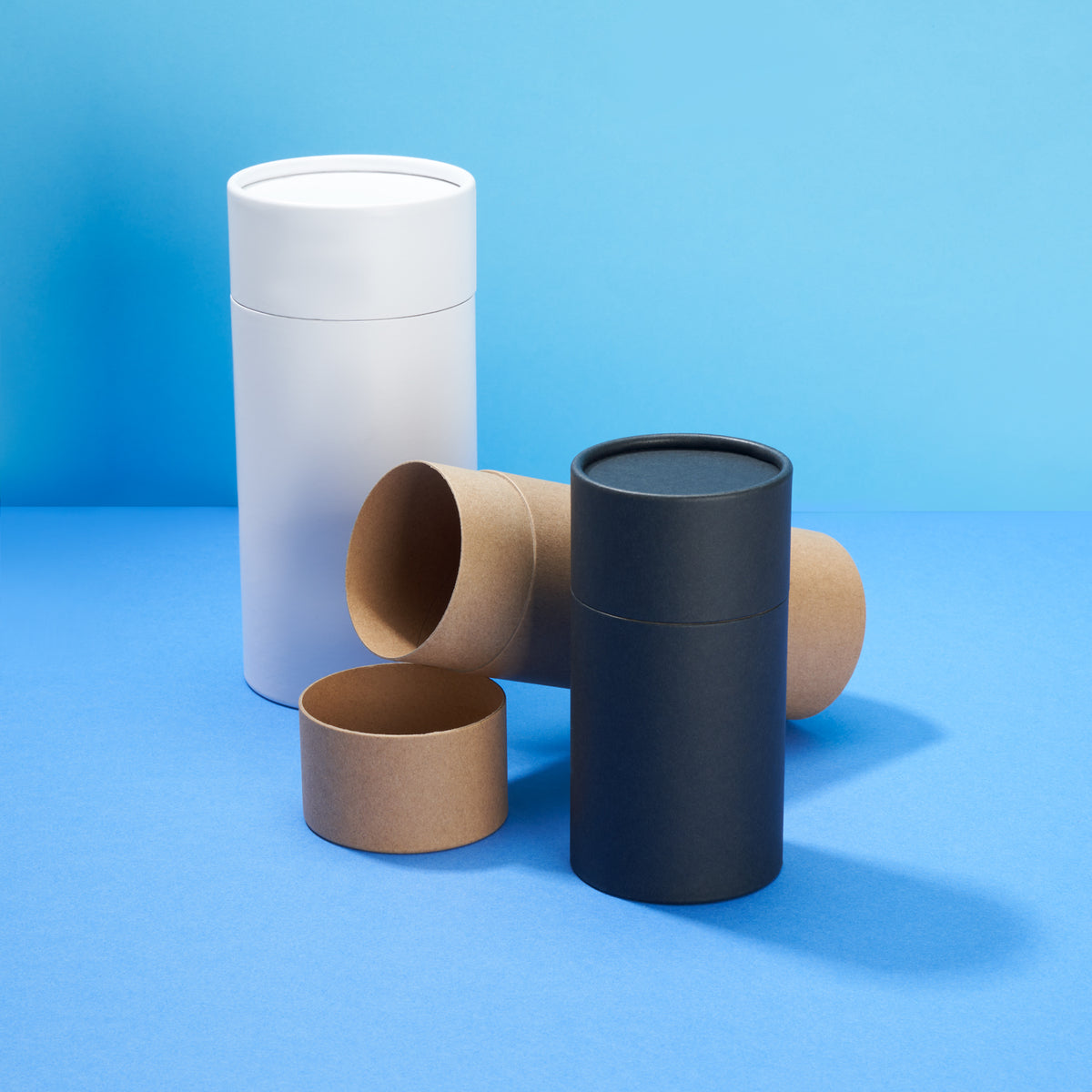 Tubos de cartón con tapa para packaging premium en varios tamaños y colores, ideales para cosmética, perfumes, velas y alimentos